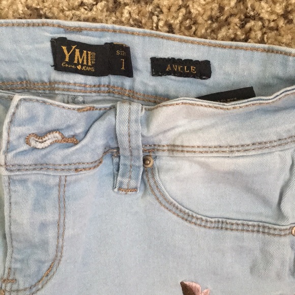 Ripped light blue jeans with frayed hem - Picture 4 of 6